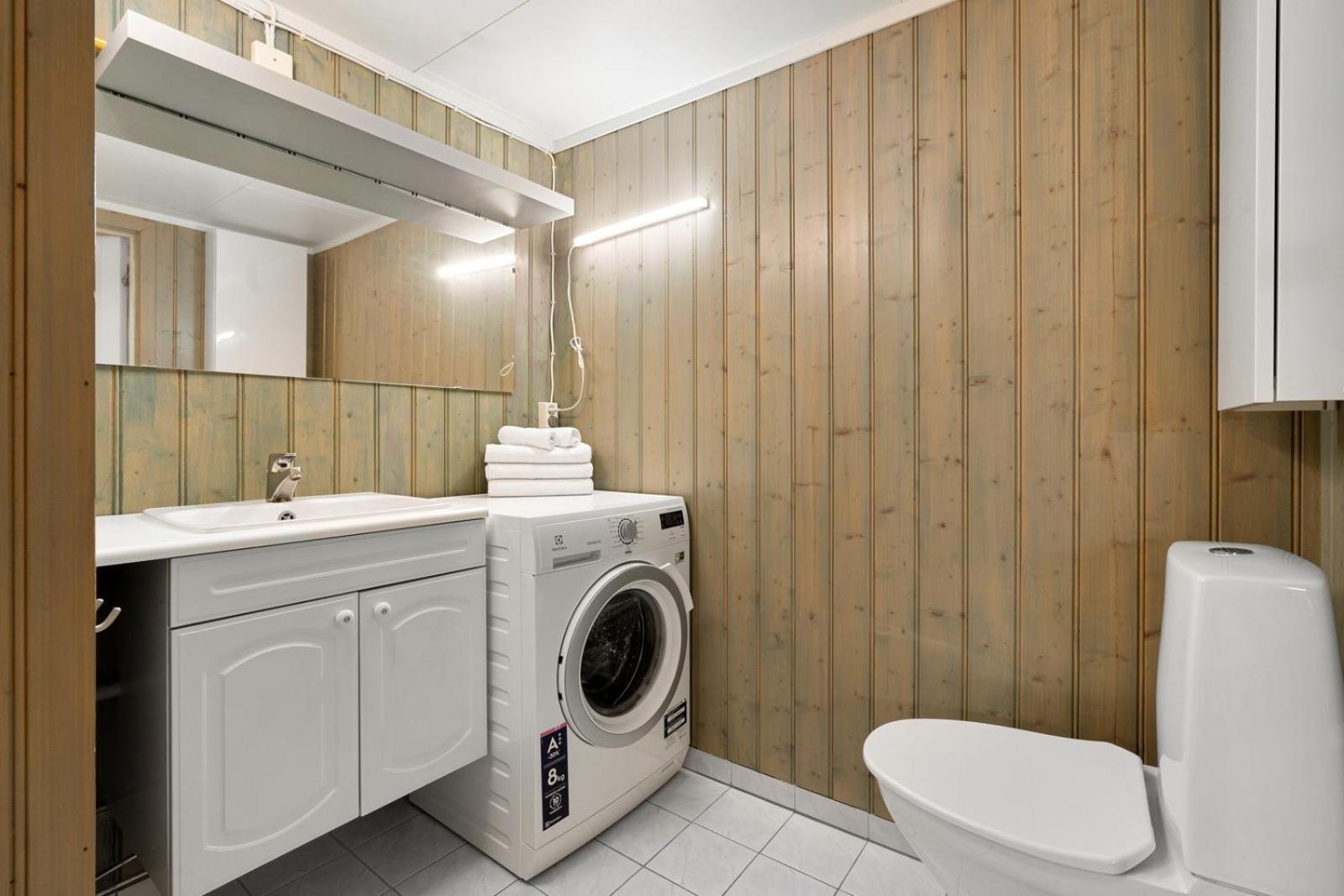 Room In Cozy Apartment 7 Min Walk From The City Center Тромсьо Екстериор снимка