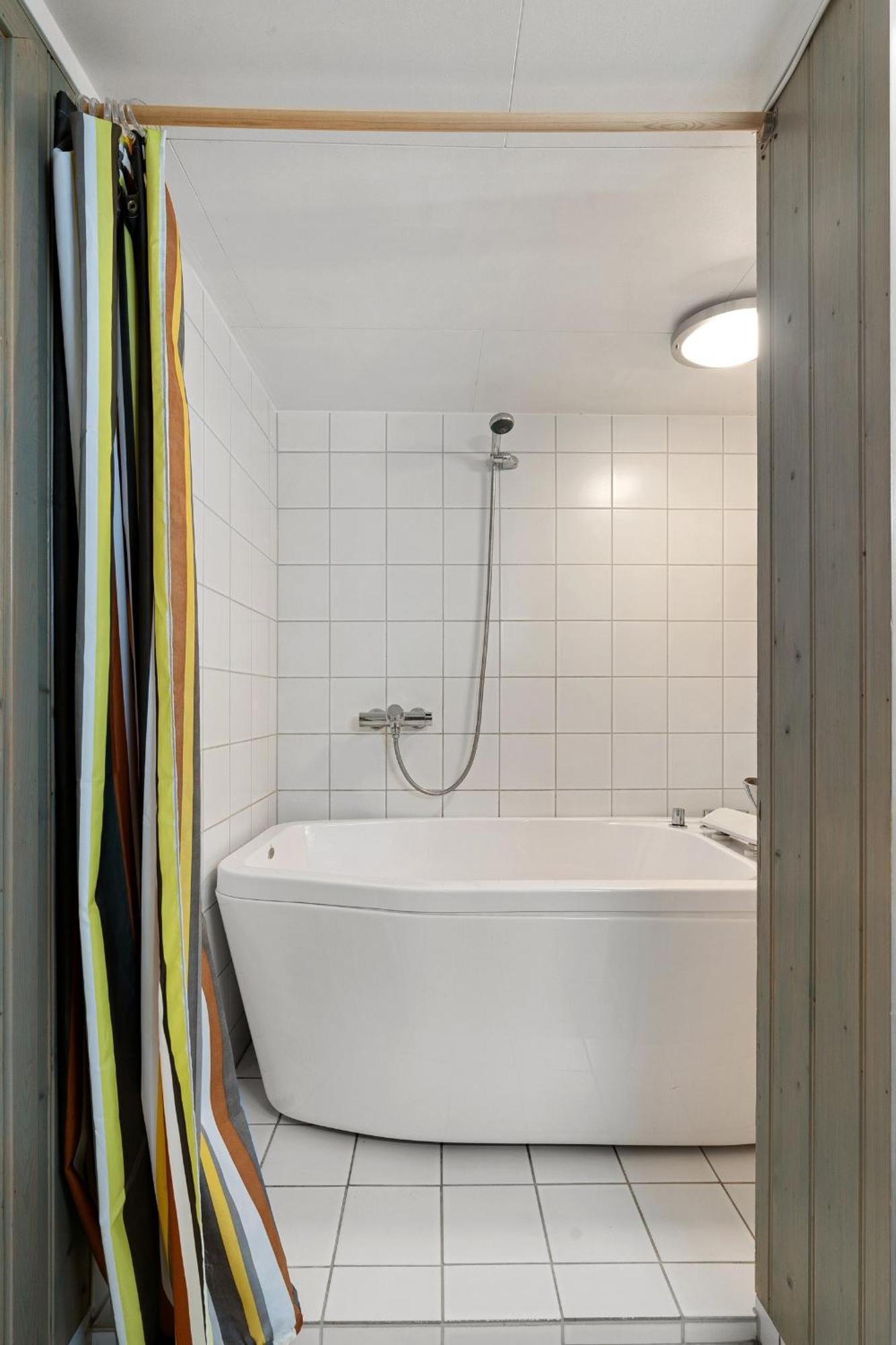 Room In Cozy Apartment 7 Min Walk From The City Center Тромсьо Екстериор снимка