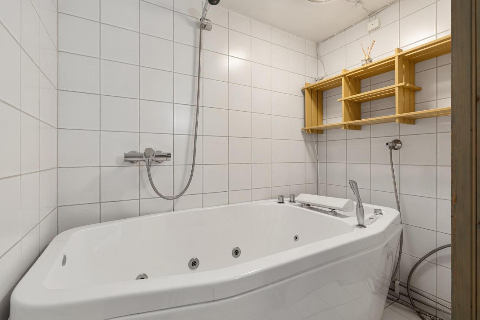Room In Cozy Apartment 7 Min Walk From The City Center Тромсьо Екстериор снимка